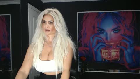 Snapshot of laras_moans chatting on September 12, 10:37 am laras_moans online show from September 12, 10:37 am