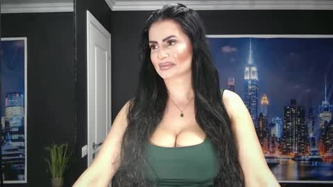 Snapshot of laras_moans chatting on June 10, 10:25 am laras_moans online show from June 10, 10:25 am