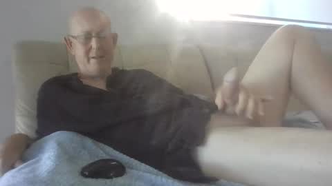 Snapshot of largerthan chatting on June 5, 10:59 pm largerthan- say hi on entry online show from June 5, 10:59 pm