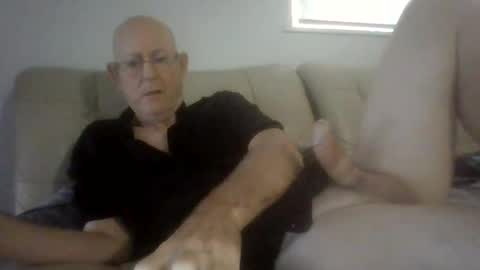Snapshot of largerthan chatting on June 9, 10:32 pm largerthan- say hi on entry online show from June 9, 10:32 pm