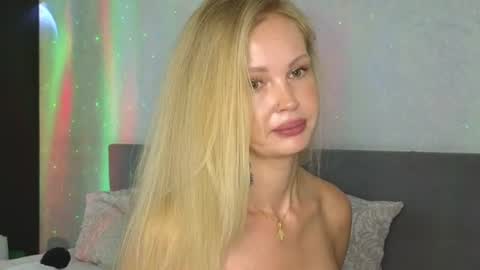 Snapshot of larine_morgan chatting on August 3, 2:43 am LarineGMT7 UTC6 online show from August 3, 2:43 am