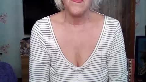 Snapshot of larisaq4ugo24 chatting on July 13, 7:33 am larisaq4ugo24 online show from July 13, 7:33 am