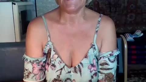 Snapshot of larisaq4ugo24 chatting on July 22, 10:07 am larisaq4ugo24 online show from July 22, 10:07 am