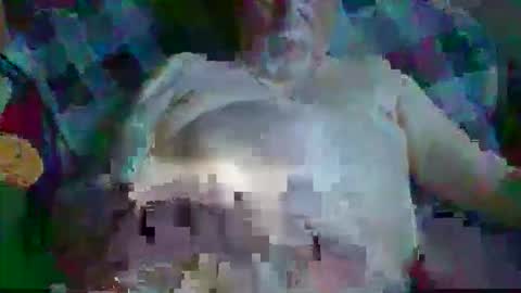 Snapshot of larryw01 chatting on May 27, 1:52 pm larryw01 online show from May 27, 1:52 pm
