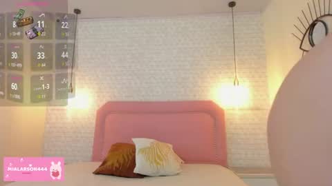 Snapshot of larsonmia chatting on June 18, 12:31 pm MIA online show from June 18, 12:31 pm