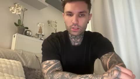 Snapshot of larsskeet chatting on December 18, 10:54 am larsskeet online show from December 18, 10:54 am