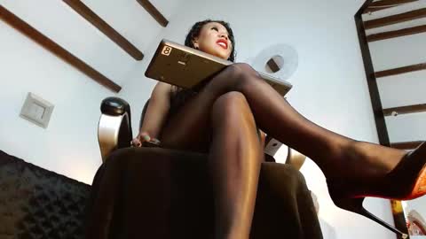 Snapshot of laryssa_swayer chatting on September 15, 1:33 pm Laryssa online show from September 15, 1:33 pm