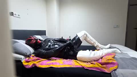 Snapshot of latexboy1986 chatting on June 20, 1:47 pm latex boy 38 online show from June 20, 1:47 pm