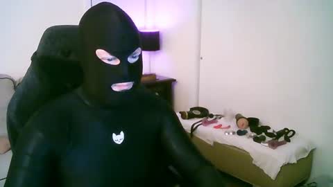Snapshot of latexminheadroom chatting on June 26, 1:10 am latexminheadroom online show from June 26, 1:10 am
