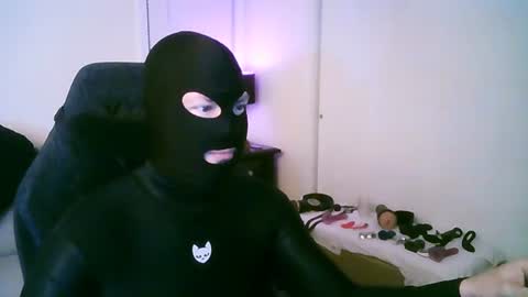 Snapshot of latexminheadroom chatting on July 2, 5:35 am latexminheadroom online show from July 2, 5:35 am