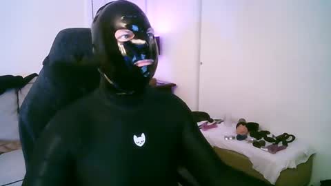Snapshot of latexminheadroom chatting on July 11, 1:52 am latexminheadroom online show from July 11, 1:52 am