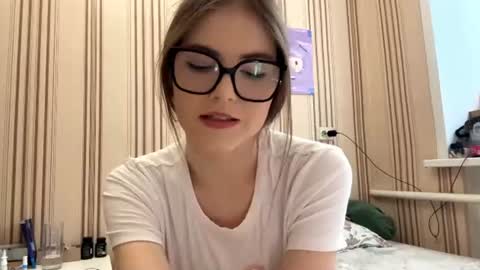 Mia online show from June 10, 1:32 pm