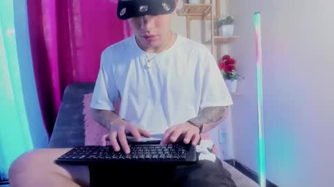 Snapshot of latiin_boy21 chatting on November 8, 5:34 pm latiin_boy21 online show from November 8, 5:34 pm