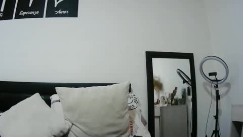 latiinvenushot online show from September 29, 6:35 pm