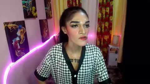 Snapshot of latina_goddes4uxxx chatting on December 15, 12:06 pm ask me online show from December 15, 12:06 pm