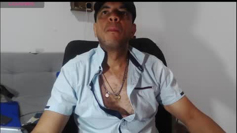 latinmartin254 online show from May 2, 3:06 pm