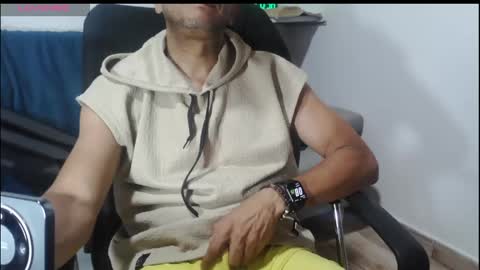 latinmartin254 online show from May 5, 1:35 am