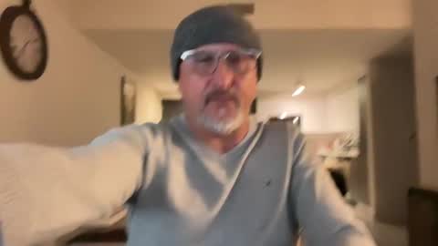 Snapshot of latinnous chatting on March 9, 11:35 pm QS - INDEPENDENT MODEL online show from March 9, 11:35 pm