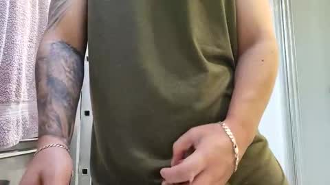 Snapshot of latino8484 chatting on October 1, 6:19 am latino8484 online show from October 1, 6:19 am