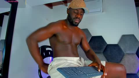 Snapshot of latrellx7 chatting on May 14, 3:35 am LEANDRO online show from May 14, 3:35 am