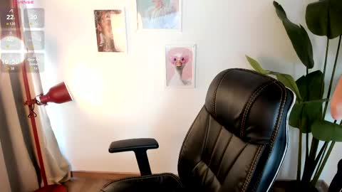 laukyubey1 online show from April 25, 7:55 pm