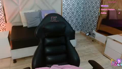 laulin_tay online show from April 24, 4:04 am