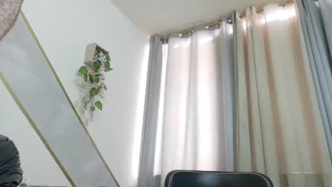 Snapshot of laura__castillo_ chatting on July 23, 12:58 pm online show from July 23, 12:58 pm