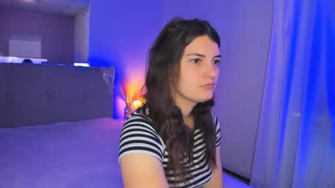 Snapshot of laura__leee chatting on May 7, 5:02 am Laura online show from May 7, 5:02 am