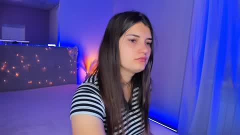 Snapshot of laura__leee chatting on May 16, 4:53 am Laura online show from May 16, 4:53 am