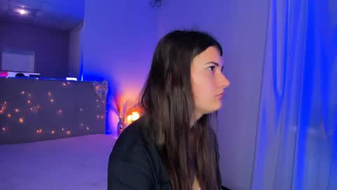 Snapshot of laura__leee chatting on May 18, 4:51 am Laura online show from May 18, 4:51 am