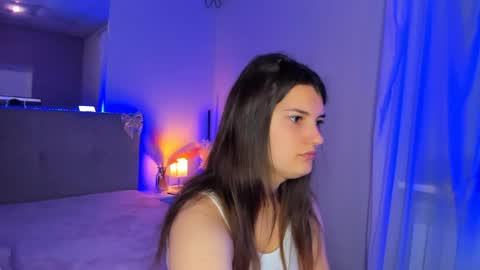 Snapshot of laura__leee chatting on May 25, 5:02 am Laura online show from May 25, 5:02 am