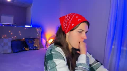 Snapshot of laura__leee chatting on June 4, 5:24 am Laura online show from June 4, 5:24 am