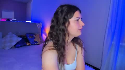 Snapshot of laura__leee chatting on June 7, 5:22 am Laura online show from June 7, 5:22 am