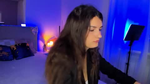Snapshot of laura__leee chatting on June 13, 5:05 am Laura online show from June 13, 5:05 am