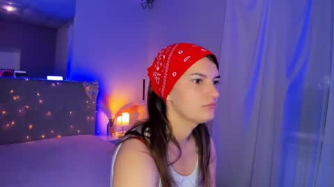 Snapshot of laura__leee chatting on June 16, 4:48 am Laura online show from June 16, 4:48 am