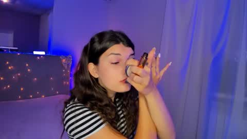 Snapshot of laura__leee chatting on June 19, 5:01 am Laura online show from June 19, 5:01 am
