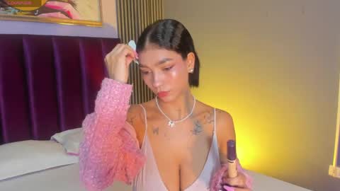 Snapshot of laura_aristizabal_19 chatting on May 20, 12:00 pm Laura online show from May 20, 12:00 pm