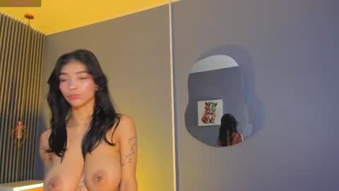 Snapshot of laura_aristizabal_19 chatting on June 2, 12:07 pm Laura online show from June 2, 12:07 pm