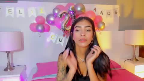 Snapshot of laura_aristizabal_19 chatting on June 24, 12:15 pm Laura online show from June 24, 12:15 pm