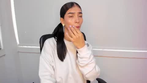Snapshot of laura_aristizabal_19 chatting on July 5, 12:45 pm Laura online show from July 5, 12:45 pm