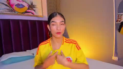 Snapshot of laura_aristizabal_19 chatting on July 7, 12:20 pm Laura online show from July 7, 12:20 pm