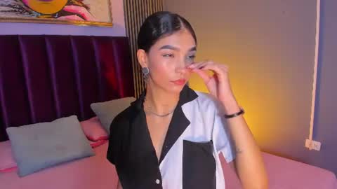 Snapshot of laura_aristizabal_19 chatting on July 24, 12:14 pm Laura online show from July 24, 12:14 pm