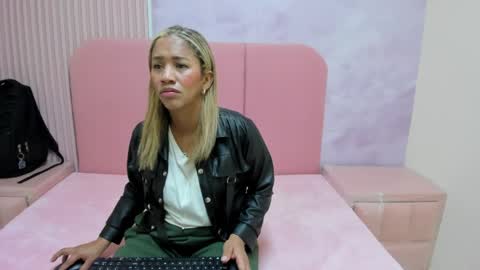 laura_aura26 online show from May 7, 2:11 pm