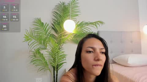 Snapshot of laura_bonnet_ chatting on January 16, 8:33 am Laura Bonnet  online show from January 16, 8:33 am