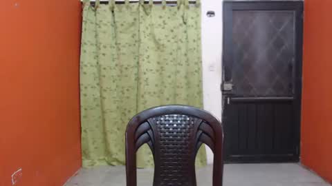 Snapshot of laura_craizy chatting on January 18, 3:53 am CALL ME LOVE LAURA online show from January 18, 3:53 am