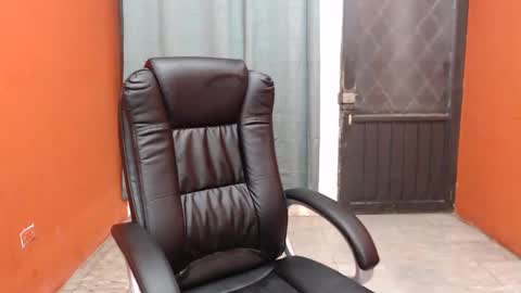 Snapshot of laura_craizy chatting on February 18, 3:10 am CALL ME LOVE LAURA online show from February 18, 3:10 am