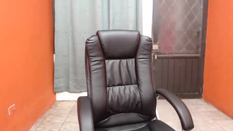 Snapshot of laura_craizy chatting on February 18, 6:15 am CALL ME LOVE LAURA online show from February 18, 6:15 am