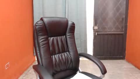 Snapshot of laura_craizy chatting on March 9, 3:11 am CALL ME LOVE LAURA online show from March 9, 3:11 am