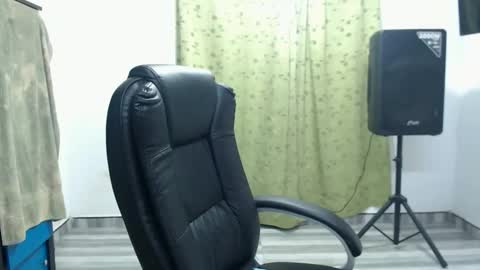 Snapshot of laura_craizy chatting on May 12, 3:14 am CALL ME LOVE LAURA online show from May 12, 3:14 am