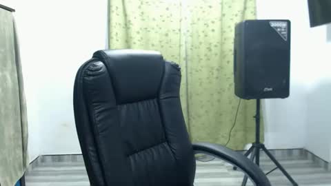 Snapshot of laura_craizy chatting on May 30, 3:03 am CALL ME LOVE LAURA online show from May 30, 3:03 am